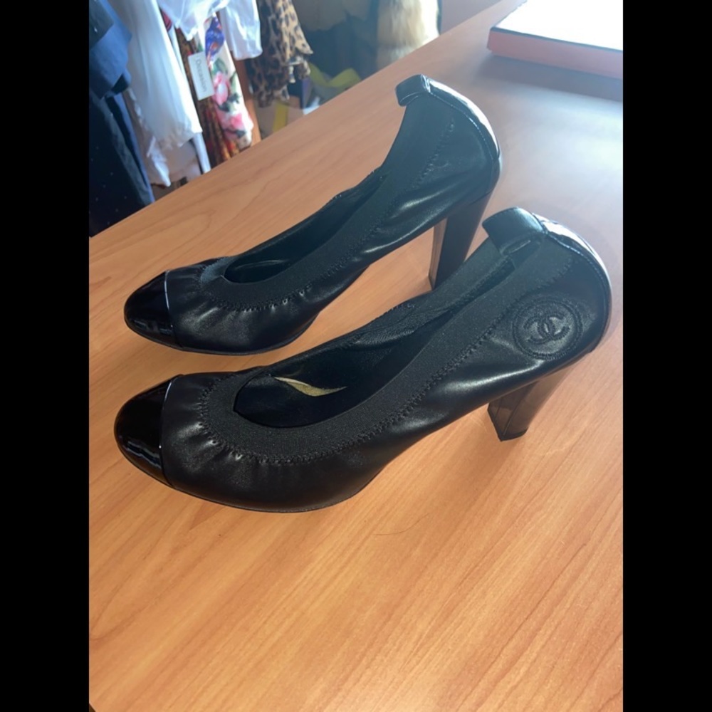 CHANEL Black Lambskin Patent Ballet Captoe Pumps